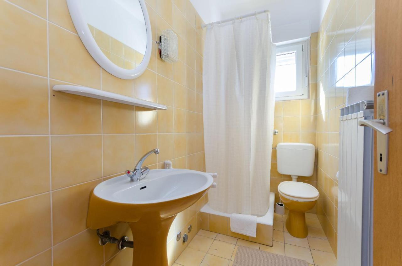 Apartments Slavica R Banjol Exterior foto